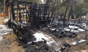 Una de las chabolas de temporeros calcinada durante el incendio en un asentamiento en Lucena del Puerto, Huelva.- ASNUCI