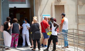 Varias personas esperan para ser atendidos en el CUAP Prat de la Riba de Lleida, donde se centralizan las pruebas a posibles contagiados de covid-19, este martes | EFE