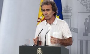 Fernando Simón, fotografiado haciendo surf, es protagonista de un nuevo linchamiento: "La caspa contra Simón"