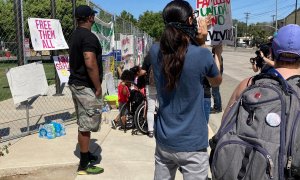 Protesta en CA contra los centros de detención de inmigrantes y pidiendo la puesta en libertad de los internos