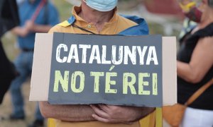 Cartel "Catalunya no te rei" / Twitter Omnium Cultural
