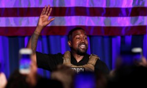 El rapero Kanye West celebra su primer mitin en apoyo de su candidatura presidencial en North Charleston, Carolina del Sur. REUTERS / Randall Hill