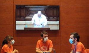 Membres del Sindicat de Llogateres al Parlament de Catalunya mentre es debat la proposició de llei que impediria l'increment del preu dels arrendaments. Sindicat de Llogateres