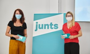La alcaldesa de Girona, Marta Madrenas y la concejal barcelonesa, Elsa Artadi, impulsoras del nuevo Junts per Catalunya, presentando el logotipo del partido. / ACN
