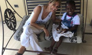 Rosana Poza con su hija Michelelove en Haití en 2018.​