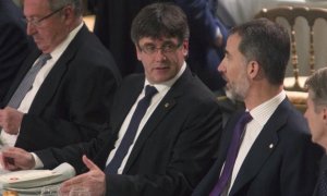 Imagen de un encuentro entre Felipe VI y Puigdemont. EFE