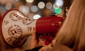 Pie de Foto: Manifestación en recuerdo a las mujeres víctimas de violencia de género en la Puerta del Sol, Madrid (España), a 25 de octubre de 2019.