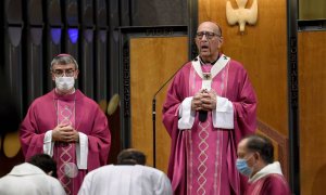 Un momento de la celebración en la Sagrada Familia de una misa por los difuntos durante la pandemia "que no han podido recibir la despedida que merecen”, oficiada por el cardenal Juan José Omella. / Quique Garcia / EFE