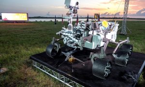 Un modelo del Rover Perseverance se muestra en la rueda prensa durante el lanzamiento del cohete Atlas que contiene el verdadero rover Perseverance EFE / EPA / CRISTOBAL HERRERA-ULASHKEVICH