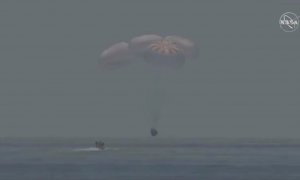 02-08-2020.- La cápsula Dragon Endeavour de SpaceX aterriza en el agua. NASA