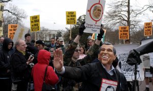 Foto del 19 de marzo de 2003 de una protesta delante de la Casa Blanca, en Washington, contra la intervención en Irak, un día antes del comienzo de la guerra. AFP/NICHOLAS ROBERTS