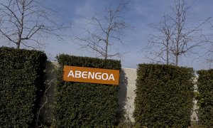 El logo de Abengoa en la entrada de su sede en Sevilla. REUTERS/Marcelo del Pozo