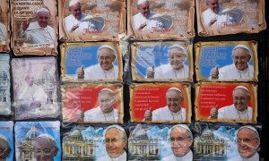 La efigie del Papa Francisco, en varios imanes a la venta en una tienda de recuerdos cerca del Vaticano.  REUTERS/Remo Casilli