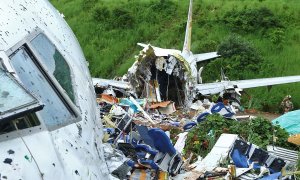 Al menos 18 personas fallecidas en el avión indio siniestrado. | REUTERS