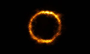 La galaxia SPT0418-47 se ha observado gracias a una lente gravitacional de otra próxima, y puede verse como un anillo de luz casi perfecto. / ALMA (ESO/NAOJ/NRAO), Rizzo et al.