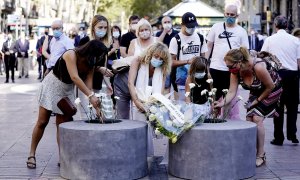 Imatge del minut de silenci en record i homenatge a les víctimes de l'atemptat del 17-A. AJUNTAMENT DE BARCELONA