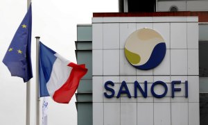 El logo de la farmacéutica Sanofi, junto a las banderas de Francia y de la UE, en su centro de I+D en la localidad gala de Vitry-sur-Seine. REUTERS/Charles Platiau