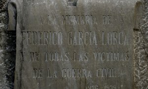 Una placa en memoria del poeta español Federico García Lorca en el Parque Federico García Lorca, donde se cree que Lorca está enterrado, en Alfacar, cerca de Granada. Jorge Guerrero / AFP