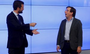El líder del PP, Pablo Casado, conversa con el alcalde de Madrid, José Luis Martínez-Almeida, nuevo portavoz nacional. /EFE/Mariscal