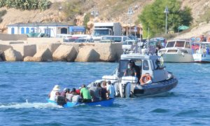 Un grupo de migrantes desembarca en Lampedusa (Italia) el 21 de agosto de 2020 / EFE/ EPA / ELIO DESIDERIO