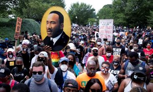 Un manifestante sujeta una imagen de Martin Luther King en la Marcha sobre Washington. / EFE