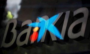 Fotografía de multiexposición que muestra los logotipos de Bankia y CaixaBank, que han anunciado que estudian su fusión. EFE/Juan Carlos Hidalgo