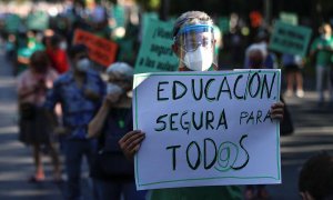 Manifestación convocada por la Marea Verde de Madrid frente a la Consejería de Educación para exigir una vuelta "segura" a las aulas "cien por cien presencial" y un Plan de Rescate nacional para la educación pública. EFE/Emilio Naranjo