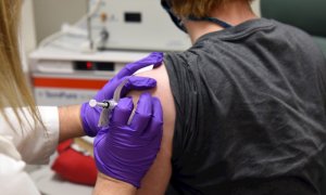 Un voluntario recibe una dosis del ensayo clínico de la vacuna candidata de Pfizer/BioNTech en la Facultad de Medicina de la Universidad de Maryland, EEUU. - EFE