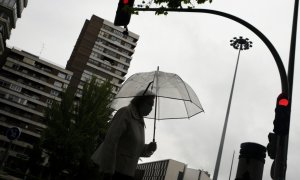 Una mujer pasea con un paraguas en un día de lluvia. Óscar Cañas / Europa Press / Archivo