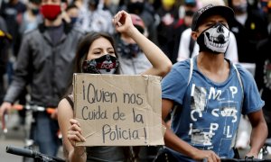 Manifestantes participan en una protesta contra la violencia policial, en Bogotá (Colombia). EFE/ Mauricio Dueñas Castañeda