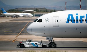 Un avión de Air Europa remolcado por la pista en la terminal 4 del Aeropuerto de Madrid-Barajas Adolfo Suárez. E.P./Oscar J. Barroso