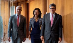 Foto distribuida en su día por el Banco Santander de Andrea Orcel, Ana Botin y Jose Antonio Alvarez, del día en que se anunció el fichaje del italiano como consejero delegado de la entidad, en septiembre de 2018. REUTERS