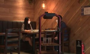 Un robot camarero sirve mesas en Corea del Sur en tiempos de la COVID-19