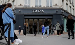 Varias personas esperan para entrar en una tienda de Zara (la principal enseña de la multinacional textil Inditex) en París. REUTERS/Benoit Tessier
