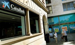 Una oficina de Bankia junto a otra de CaixaBank en el centro de la localidad de L'Hospitalet (Barcelona). EFE/Toni Albir