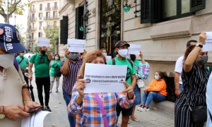 Concentració d'activistes de la PAH aquest dilluns a les portes de la delegació del Govern espanyol a Barcelona.
