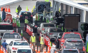 Miembros de las Fuerzas Armadas de EEUU hacen PCR a ciudadanos en el parking del estadio de Hard Rock Cafe Miami's Super Bowl. /EFE