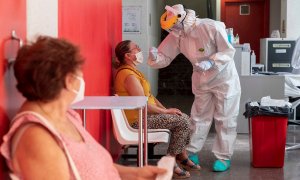 Una enfermera hace una prueba PCR a una mujer en el Centro de Salud del Barrio de San Diego de Lorca, Murcia, en una imagen de archivo. EFE/Marcial Guillén