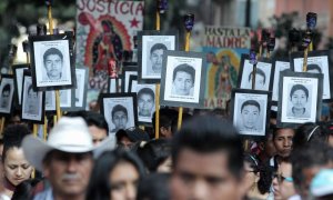 Imagen de archivo de una manifestación por los 43 estudiantes desaparecidos en Ayotzinapa. EFE/Alex Cruz