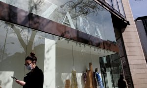 Una mujer con mascarilla pasa junto al escaparate de la tienda Zara, la principal enseña de Inditex, en Madrid. E.P./Eduardo Parra