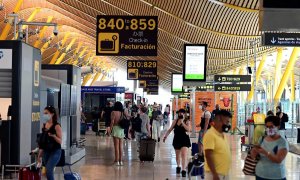 Pasajeros en la zona de facturación de la terminal 4 del aeropuerto Adolfo Suárez-Barajas en Madrid / EFE