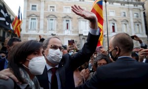 28/09/2020.- El presidente de la Generalitat, Quim Torra (c), abandona el Palau de la Generalitat después de que el Tribunal Supremo confirmase su condena de año y medio de inhabilitación. / EFE - Toni Albir