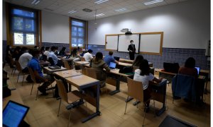 Alumnos en una de las aulas de la Universidad Pontificia de Comillas, ICADE. /Europa Press / Óscar Cañas