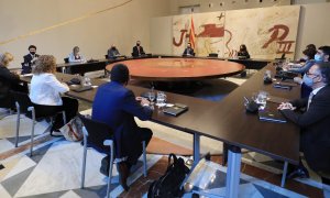 La reunió extraordinària del Govern amb la cadira del president buida entre Aragonès i Budó. JORDI BEDMAR