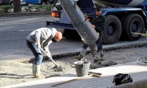 Unos trabajadores echan cemento en un una obra en Las Palmas de Gran Canaria. EFE/ Elvira Urquijo
