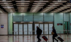 Dos personas en el aeropuerto de Barajas en Madrid / EFE