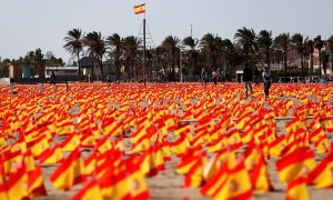 Una playa de Valencia amanece con 53.000 banderas por las víctimas de covid / EFE