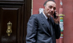 El juez del Tribunal Supremo, Manuel Marchena habla por teléfono en una calle de Madrid. E.P./Ricardo Rubio