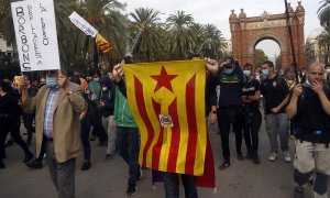 Manifestantes convocados por los CDR, parten de las inmediaciones del Arc de Triunf de Barcelona, para protestar por la visita del rey Felipe VI y del presidente del Gobierno, Pedro Sánchez a Barcelona.EFE/ Quique García