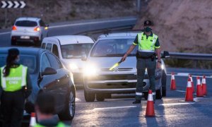 Agentes de Guardia Civil realizan un control en la carretera A-4, en Madrid / EP